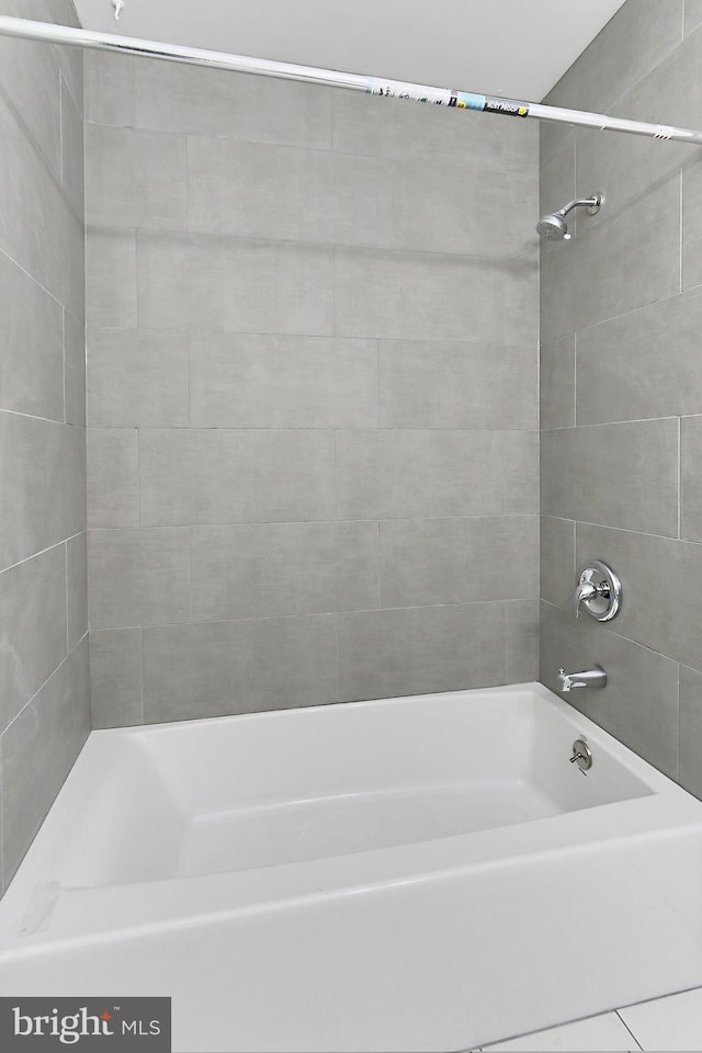 bathroom featuring tiled shower / bath