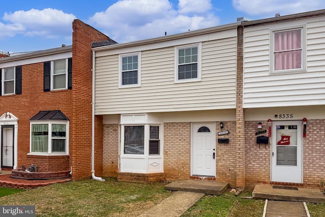 townhome / multi-family property featuring a front yard