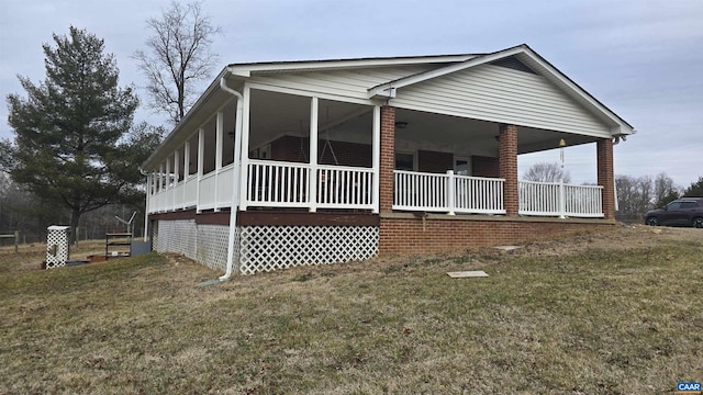 view of front of house featuring a front lawn