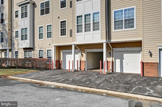 view of front facade featuring a garage