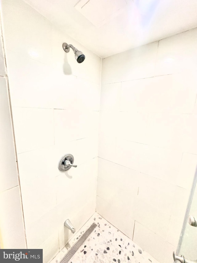 bathroom featuring tiled shower