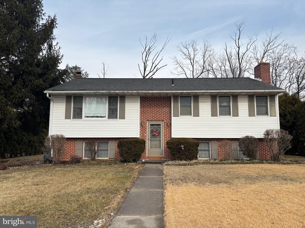 split foyer home featuring a front yard