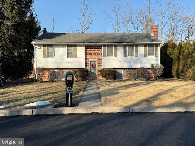 bi-level home featuring a front lawn