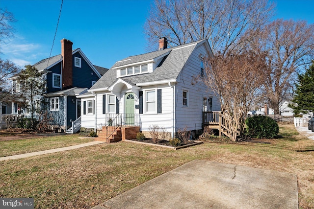 view of front facade with a front yard