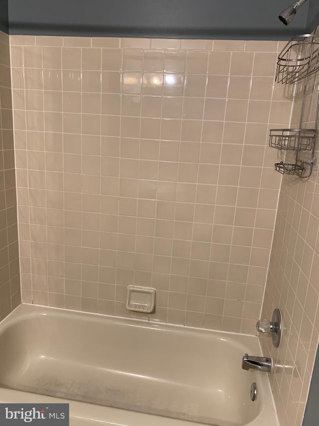 bathroom with tiled shower / bath combo