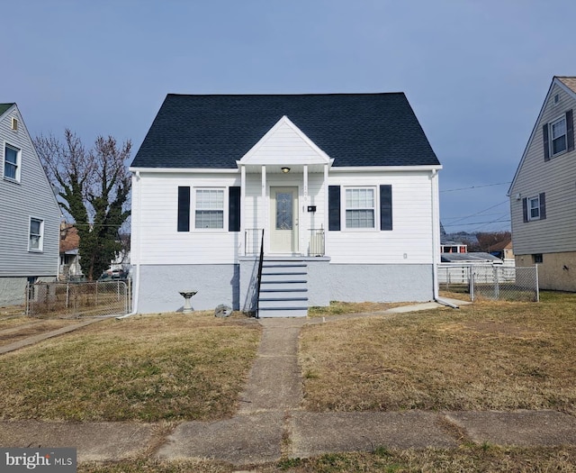 bungalow featuring a front lawn