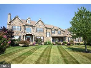 view of front of property featuring a front lawn