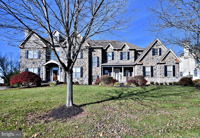 view of front of house featuring a front lawn