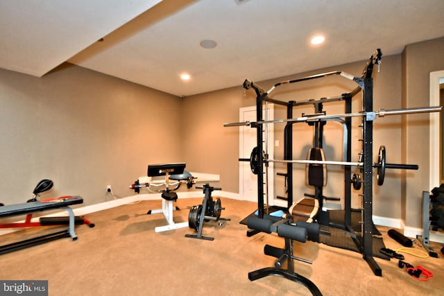 exercise room with carpet flooring