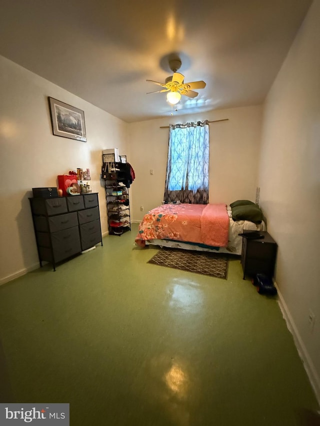 bedroom with a ceiling fan and baseboards