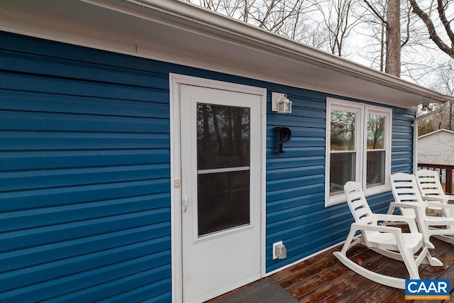 entrance to property featuring a wooden deck