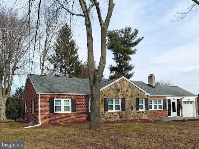 view of front facade featuring a garage and a front lawn