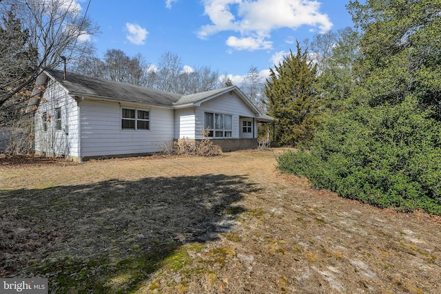 view of front of property featuring a front lawn