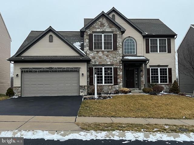 view of front facade featuring a garage and a front lawn