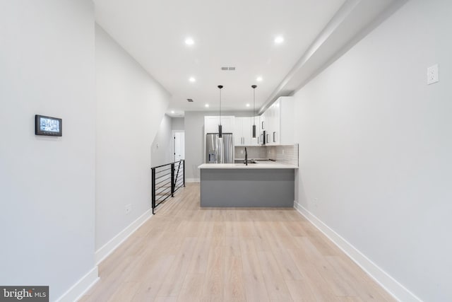 kitchen featuring stainless steel appliances, visible vents, backsplash, white cabinetry, and a sink