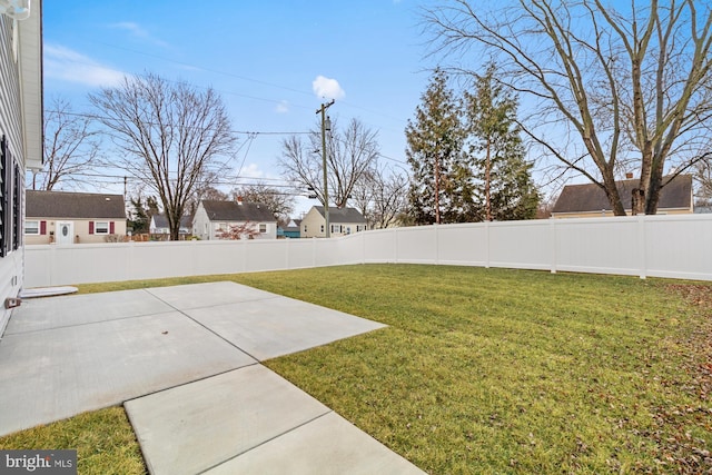 view of yard featuring a patio area