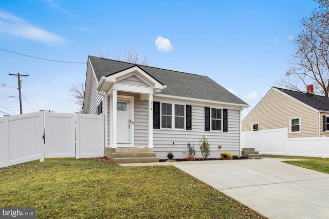 view of front of property featuring a front yard