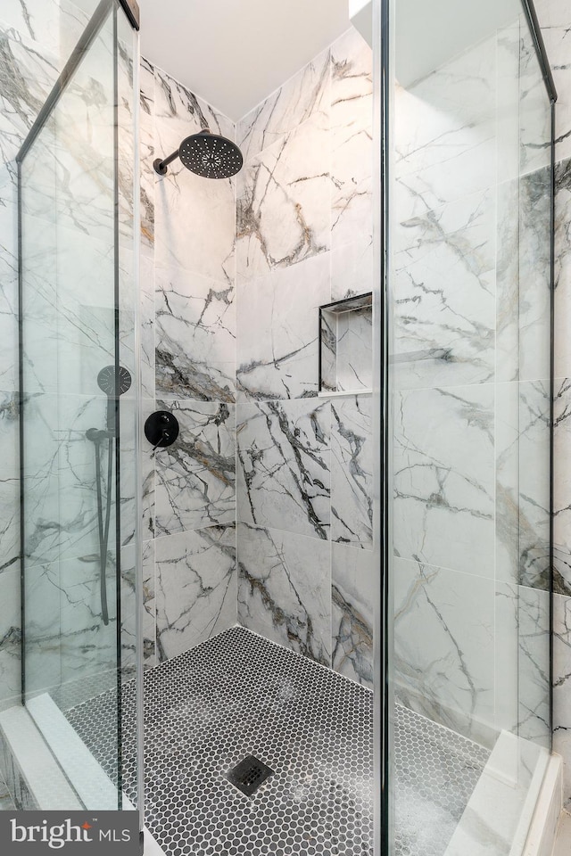 bathroom featuring a tile shower