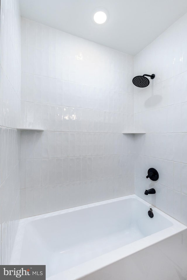 bathroom featuring tiled shower / bath combo