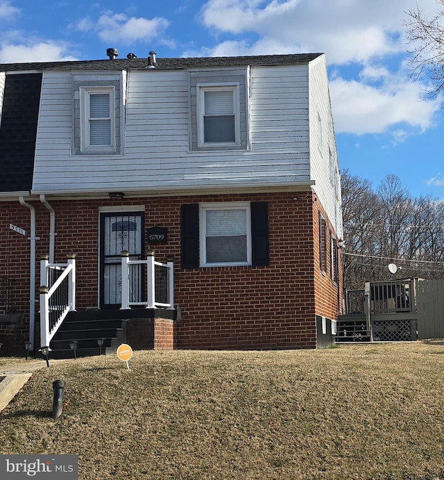 view of front of home featuring a front lawn