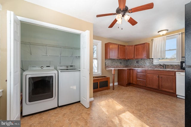 clothes washing area featuring washer and dryer, sink, and ceiling fan