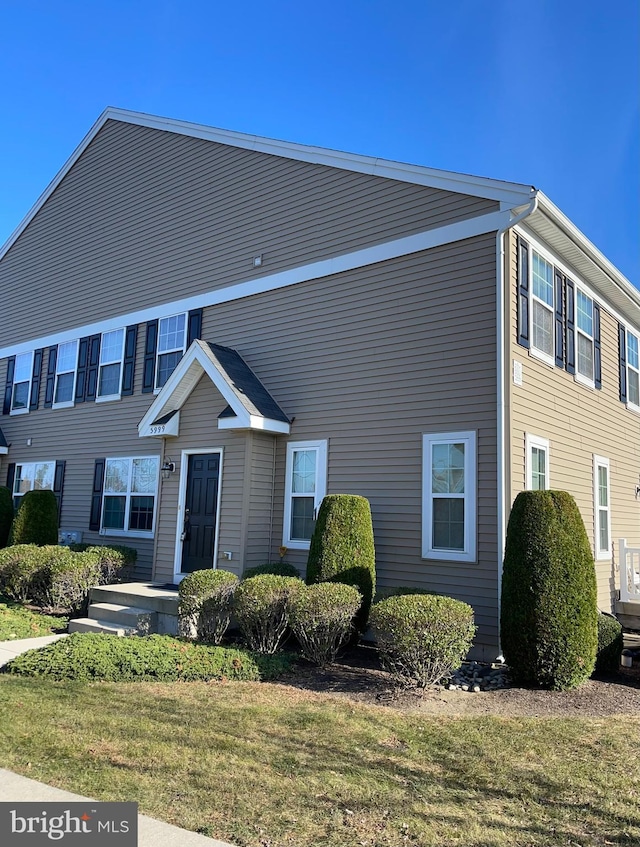 view of front of home with a front yard