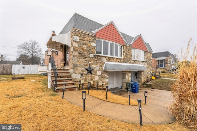 view of front of property featuring a front lawn