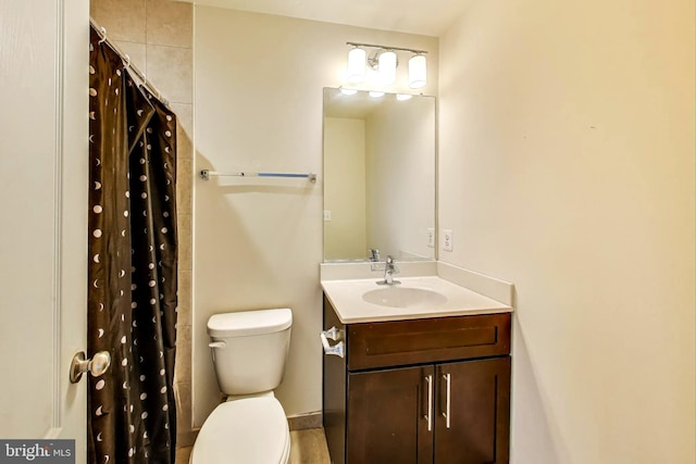 bathroom with a shower with curtain, vanity, and toilet