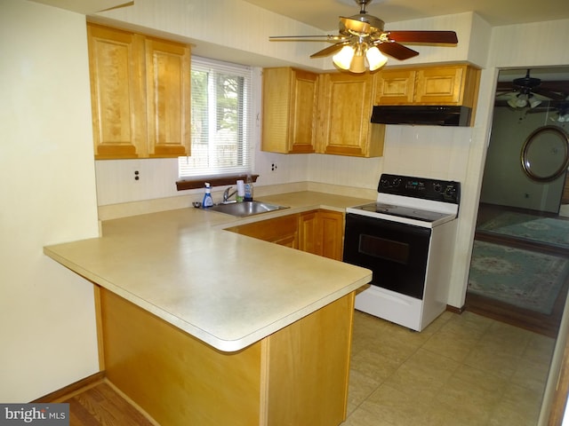 kitchen with sink, tasteful backsplash, electric range oven, kitchen peninsula, and ceiling fan