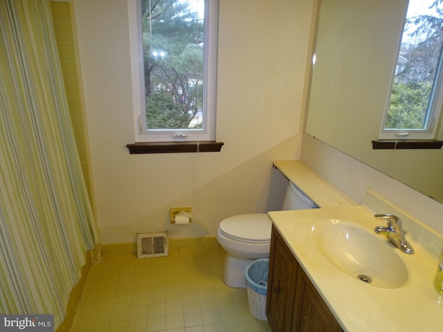 bathroom featuring vanity, a shower with shower curtain, and toilet