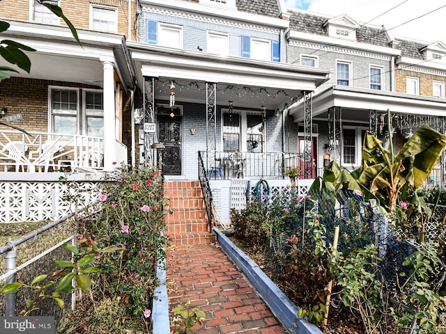 view of front of property featuring covered porch