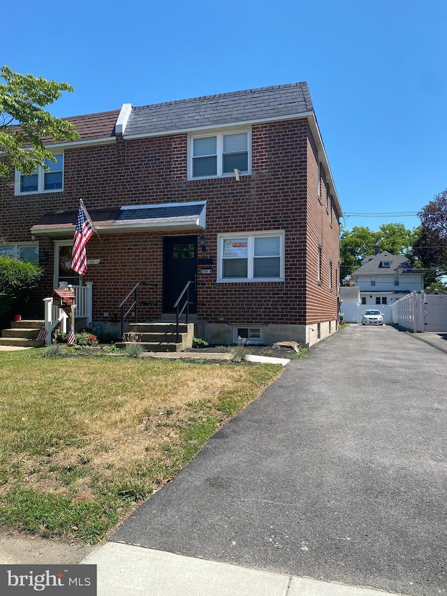 view of front of house with a front yard