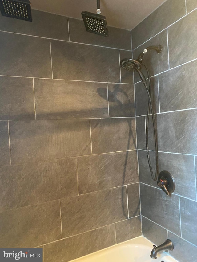 bathroom with tiled shower / bath