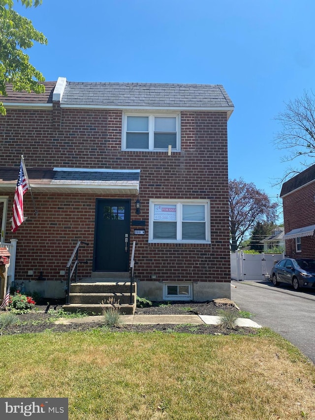 view of front of house featuring a front yard