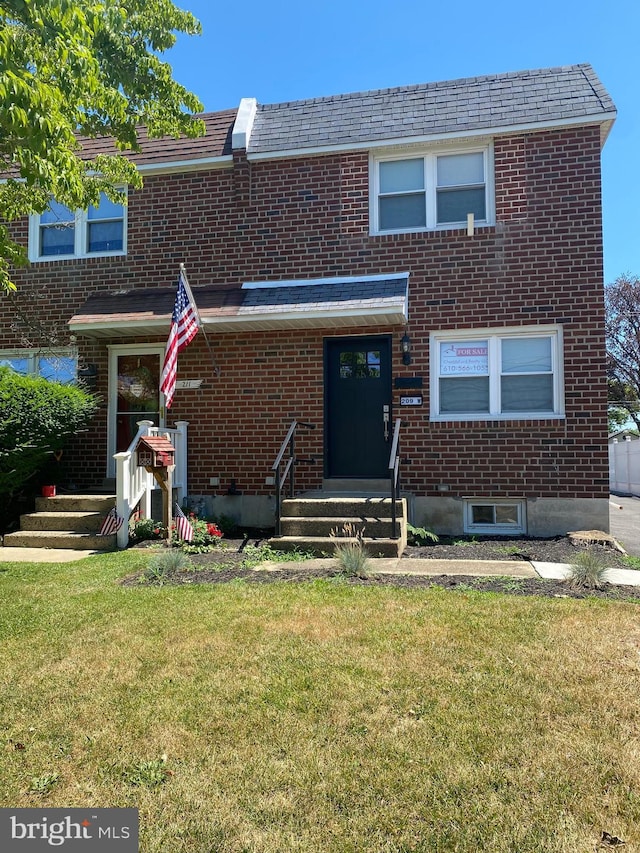 view of front facade with a front yard