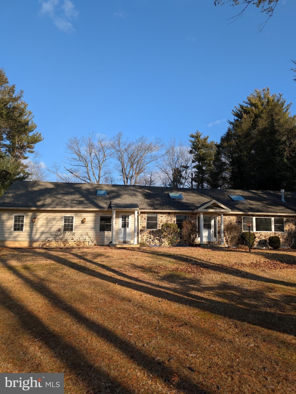 single story home with a front yard