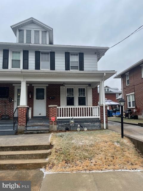 view of front of property featuring a porch