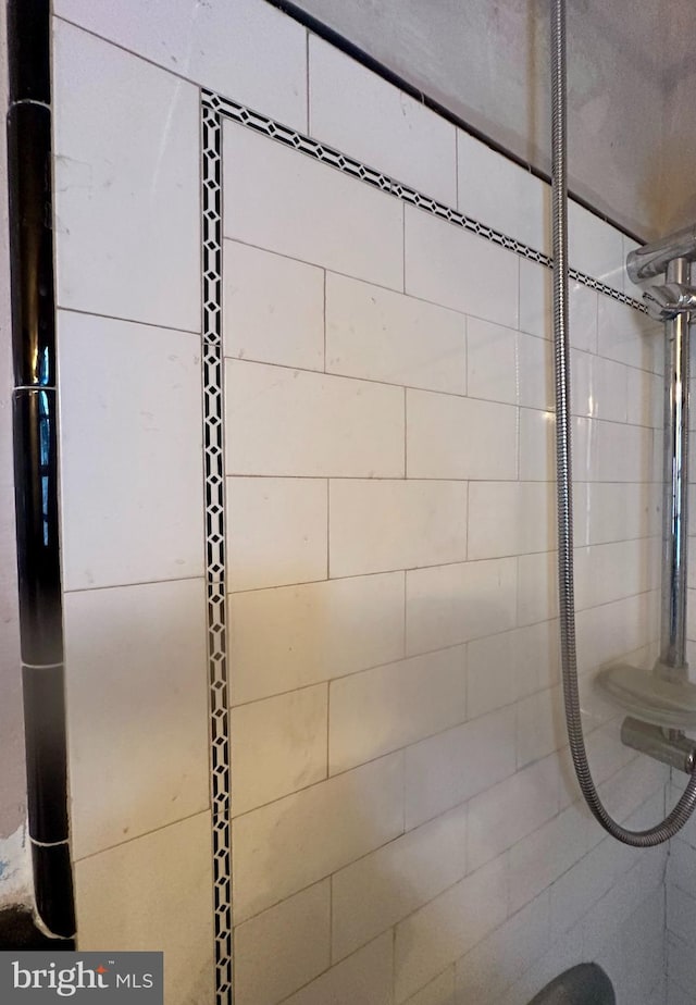 interior details with a tile shower