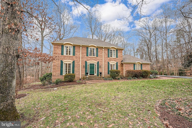 view of front of property featuring a front yard