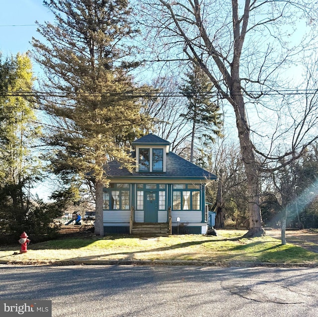 view of front facade featuring a front yard