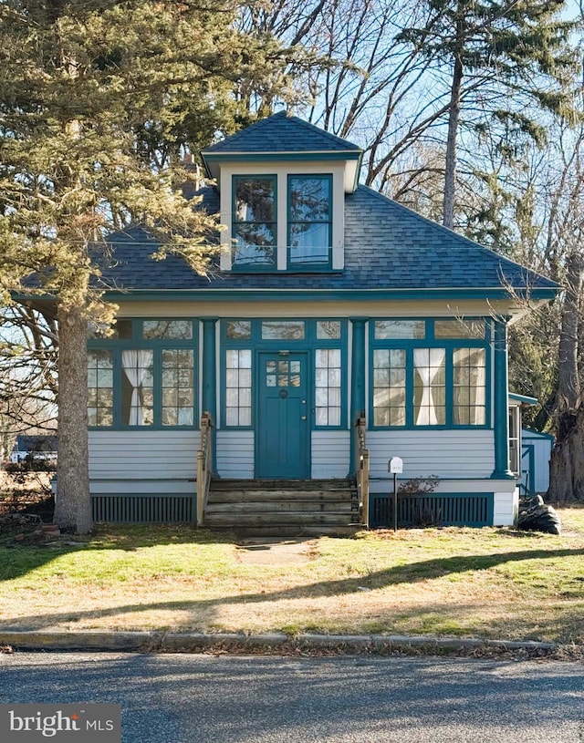 view of front of house featuring a front lawn