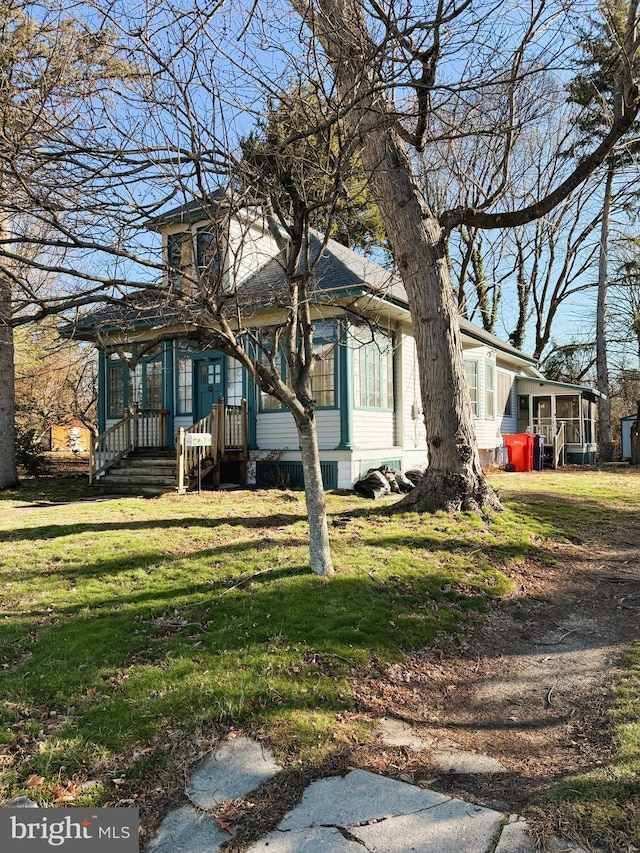 view of front facade with a front lawn