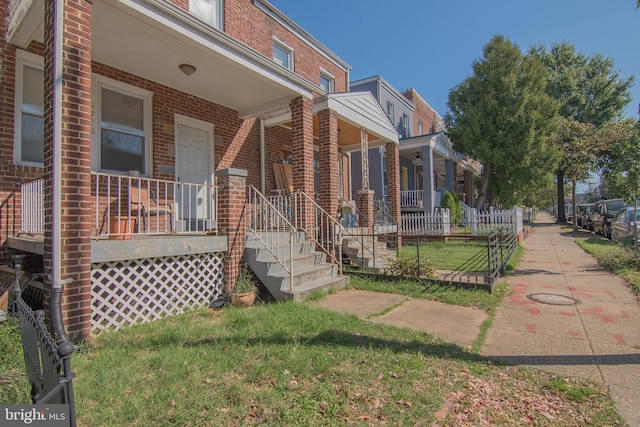 view of front of property with a front yard