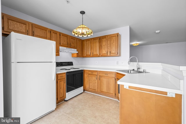 kitchen with a sink, electric range oven, a peninsula, under cabinet range hood, and freestanding refrigerator