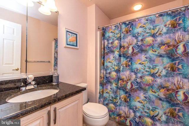 bathroom with a shower with curtain, vanity, and toilet