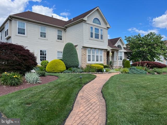 view of front of house with a front yard