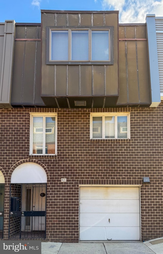 view of front of property featuring a garage