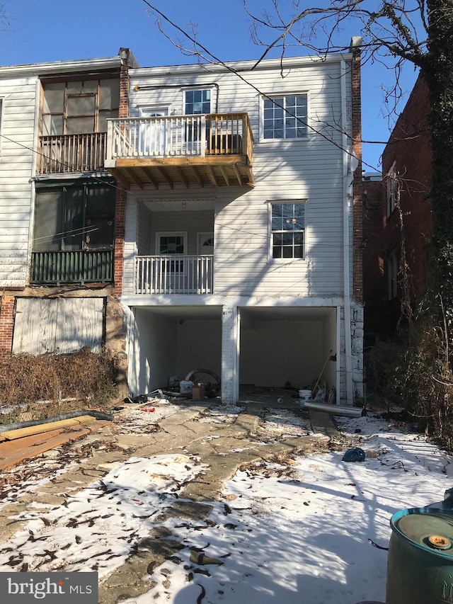 view of front of house with a balcony