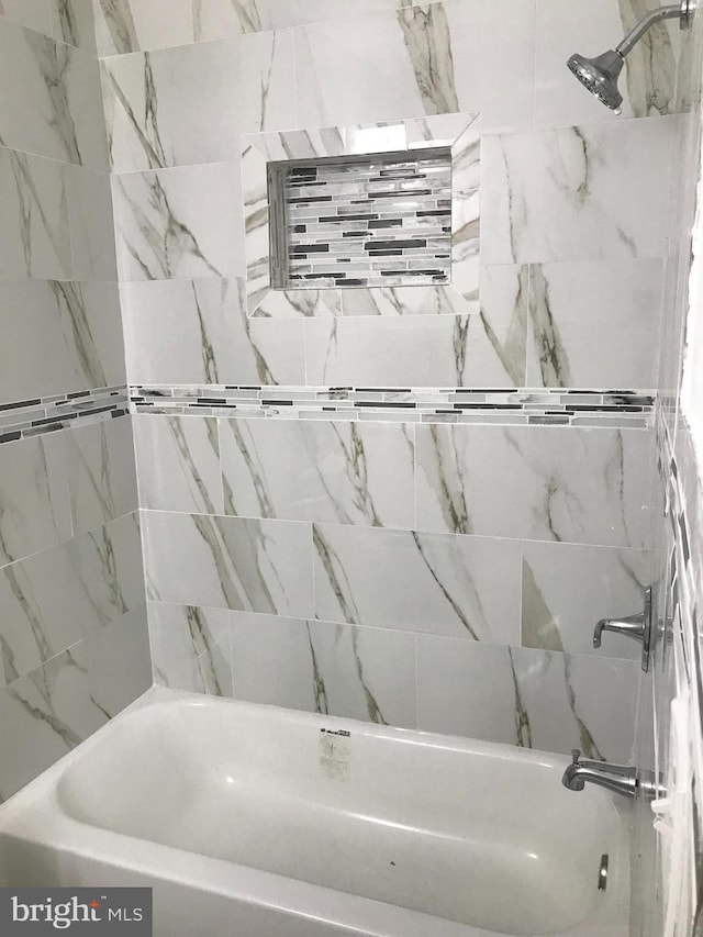 bathroom with tiled shower / bath combo