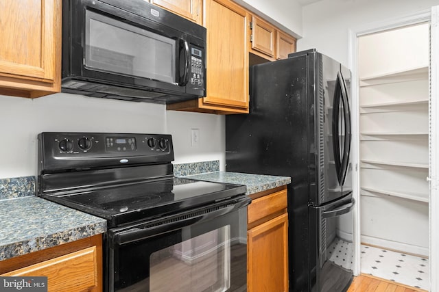 6913 Victoria, Alexandria, VA 22310 - kitchen with black appliances